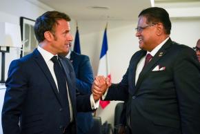 Le président Emmanuel Macron et son homologue du Suriname Chan Santokhi se sont rencontrés pour la première fois à Bruxelles